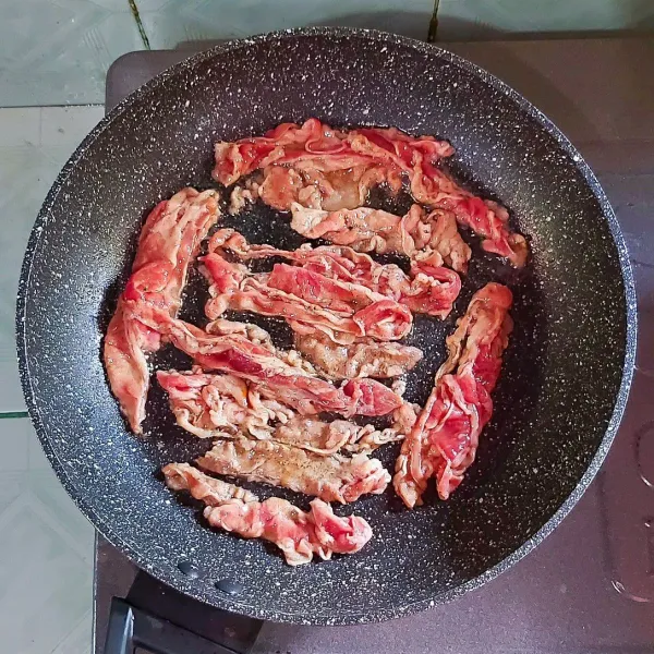 Panggang daging dengan sedikit minyak sampai daging berubah warna.