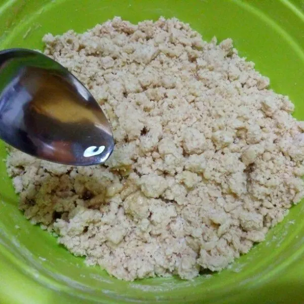 Tambahkan minyak goreng, aduk rata.