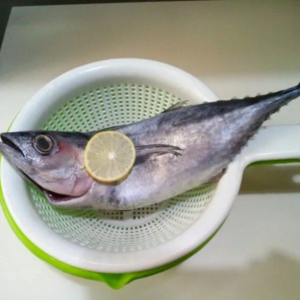 Cuci bersih ikan, lumuri perasan jeruk nipis. Diamkan sejenak, lalu bilas bersih. Tiriskan.