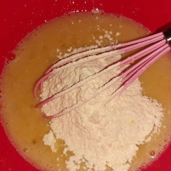 Tambahkan tepung terigu yang sudah dicampur dengan baking powder aduk lagi