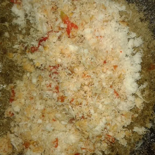 Campur kelapa parut dengan bumbu halus. Aduk rata. Setelah itu peras, buang airnya.