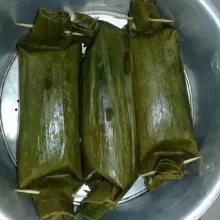Setelah semua nasi dibungkus daun, kemudian kukus selama 20 menit.