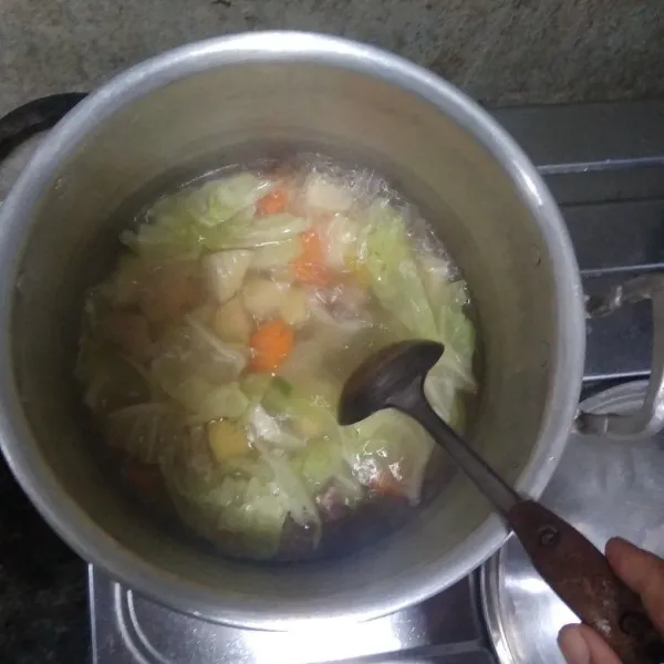 Setelah kentang dan wortel layu masukan daun kol.