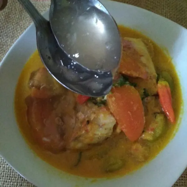 Penyajian : tuang ikan dan kuah dalam mangkok beri papeda dengan cara dibulat-bulatkan dengan bantuan dua sendok. Sajikan segera.