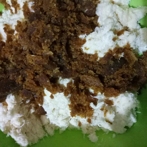 Masukkan gula pasir dan gula merah, aduk rata.