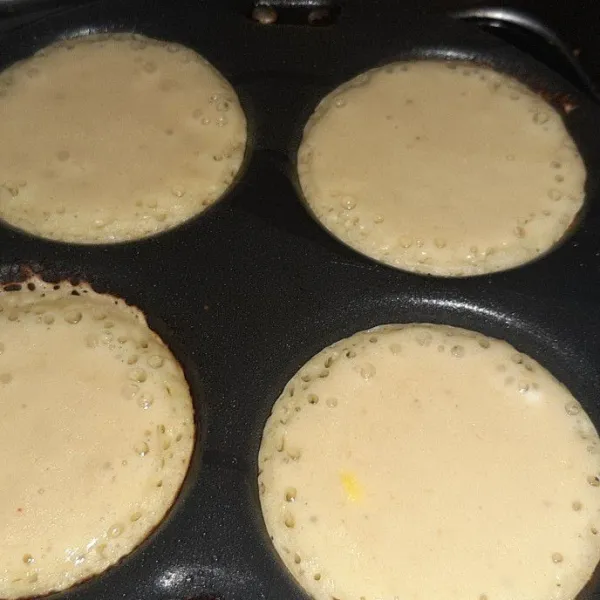 Panaskan panci teflon lalu tuang adonan sampai berlubang tutup sebentar lalu balik masak sampai pancake matang