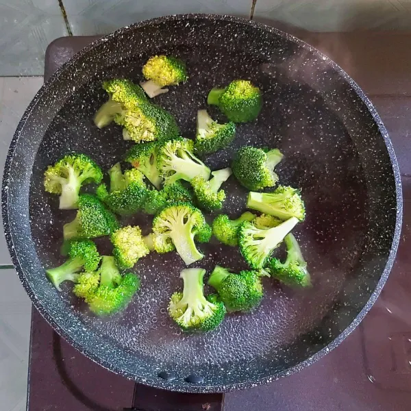 Didihkan air, tambahkan garam secukupnya. Kemudian rebus brokoli sebentar saja. Angkat lalu tiriskan. Bila ingin warnanya cantik dan tetap renyah teman-teman bisa merendam brokoli dengan air es setelah direbus.