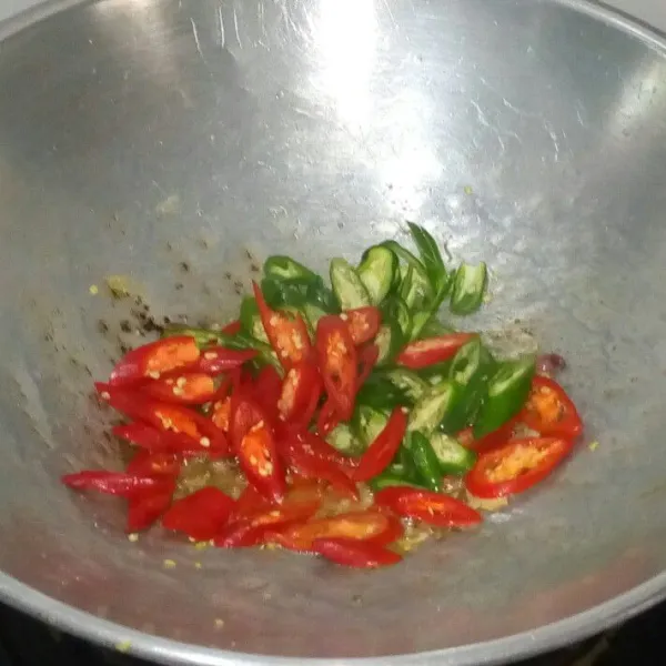 Masukkan cabe, aduk rata. Masak sampai matang.