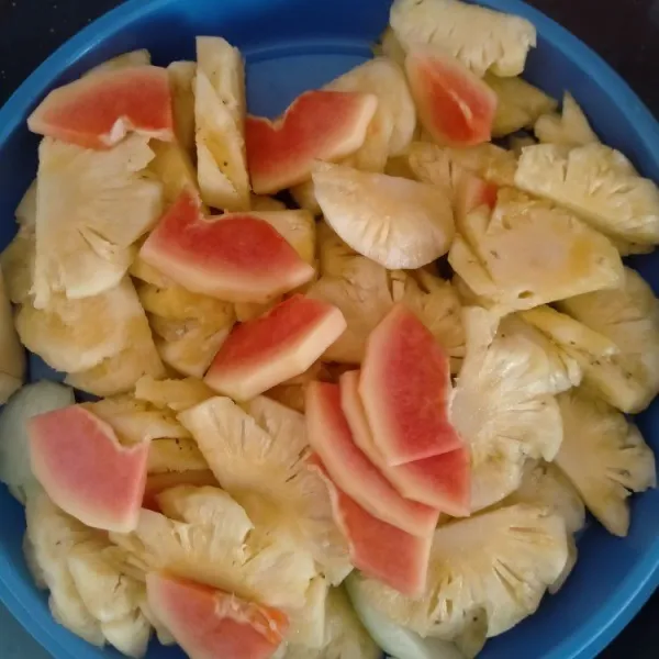 Kemudian cuci bersih pepaya dan nanas kemudian potong-potong sesuai selera.