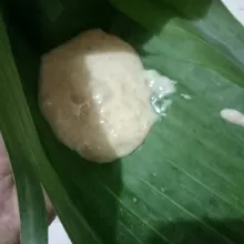 Bungkus dengan daun pisang, sematkan dengan lidi atau tusuk gigi.