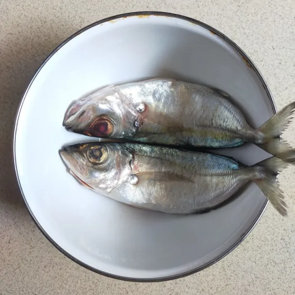 Cuci bersih ikan, lalu beri perasan air jeruk nipis. Diamkan hingga 10 menit.