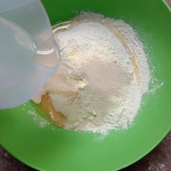 campur jadi satu dalam wadah tepung, gula, ragi, telur, susu dan air. ulen sampai rata dan kalis.