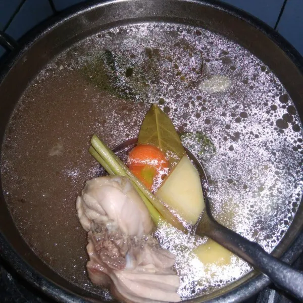 Setelah ayam setengah matang, masukkan kentang dan wortel yang sudah disiangi dan dipotong-potong. Biarkan mendidih lagi.
