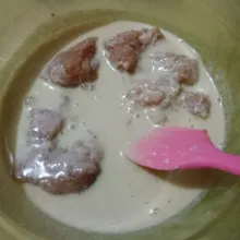 Masukkan daging cincang, aduk hingga menyatu.