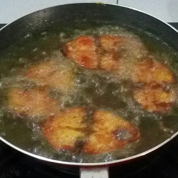 Goreng ikan sampai matang.