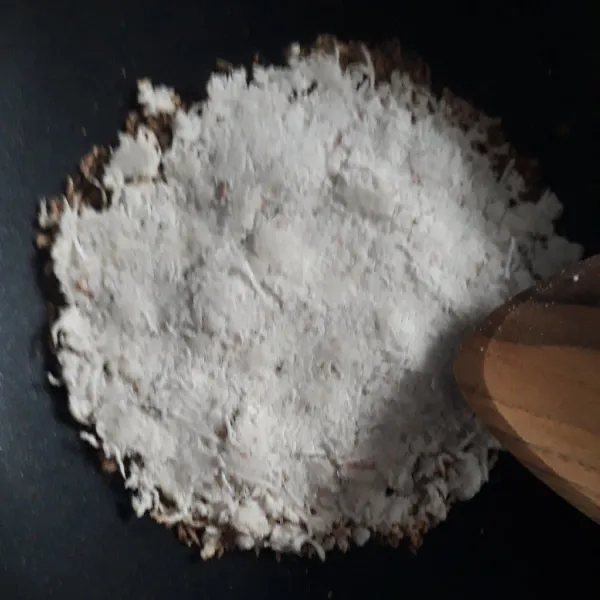 Panaskan teflon mini, taburi sagu kelapa. Kumpulkan jadi satu bentuk bulat sambil ditekan.
