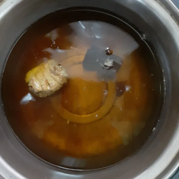 tuang air ke panci kemudian tambahkan gula aren dan jahe. masak hingga mendidih dan gula larut.