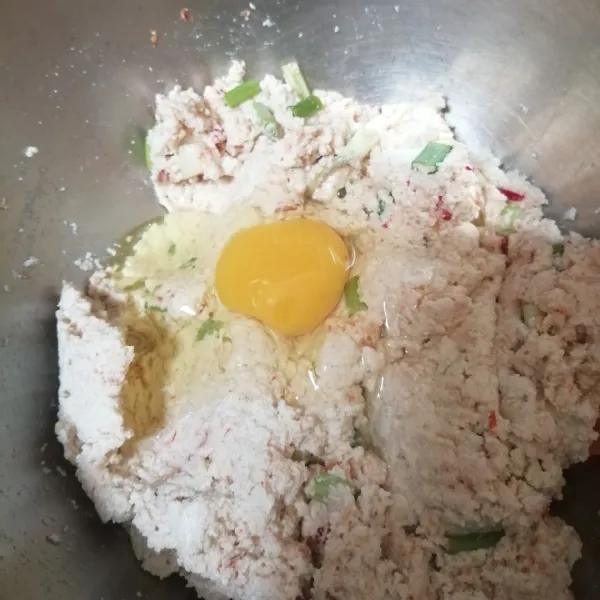 Tambahkan 1 butir telur, aduk lagi sampai bener-bener merata.
