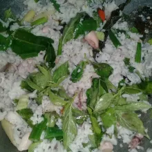 Lalu masukkan potongan daun bawang dan seledri, aduk rata, lalu matikan api.