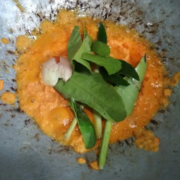 Tumis bumbu halus tambahkan serai, daun jeruk, daun salam dan lengkuas. Tumis hingga harum.