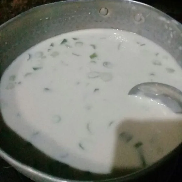 Jika semua bahan tercampur rata, lalu masak dengan api kecil sambil terus diaduk-aduk.