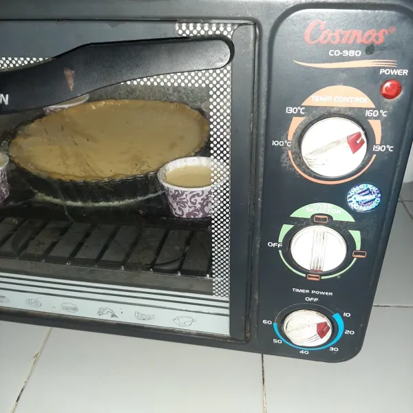 Panggang dengan suhu 180 derajat selama 15 menit. Lalu turunkan ke 140 derajat selama 50 menit. Untuk tes matang tidaknya, goyangkan loyangnya. Jika isian tidak jiggly berombak berarti sudah matang. Biarkan dulu sampai kue benar-benar dingin baru keluarkan dari loyang dan dipotong. Selamat menikmati. So yummy.
