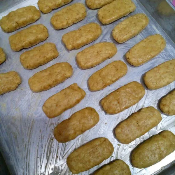 Bentuk lonjong atau bulat sesuai selera. Oven sampai matang.