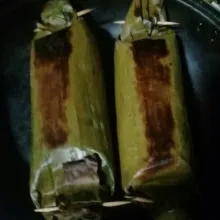 Jika nasi akan dinikmati, bakar/panggang nasi dengan menggunakan wajan, hingga semua sisi daun kecoklatan, angkat dan nasi bakar siap dinikmati selagi hangat.