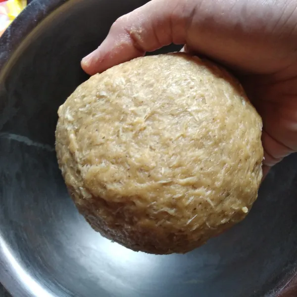 Selanjutnya masukkan margarin dan garam. Uleni hingga kalis. Istirahatkan adonan selama 2 jam.