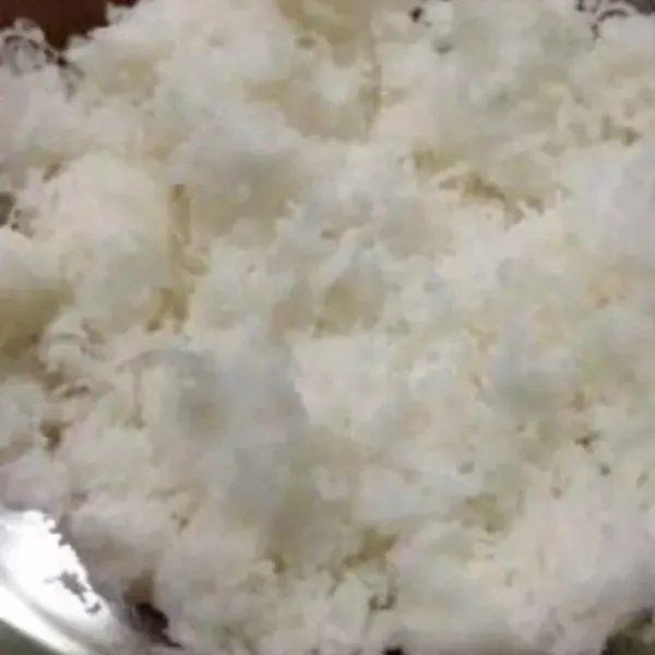 Parut kelapa muda.