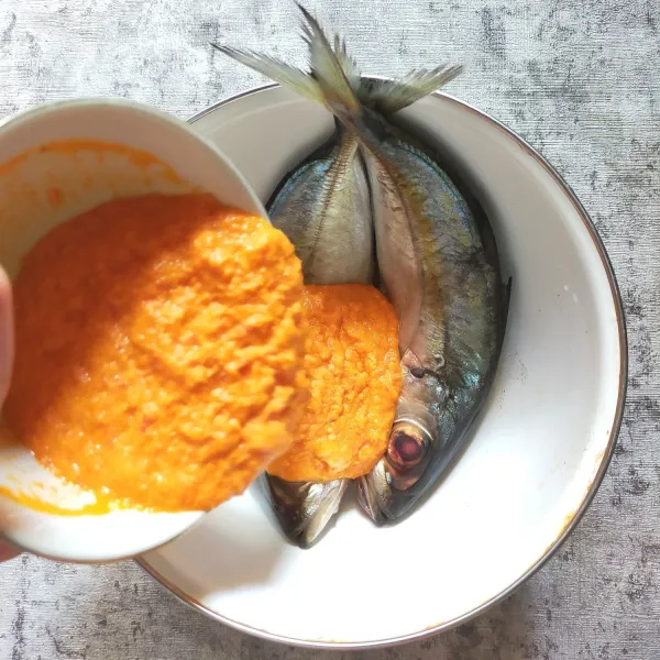 Campurkan bumbu halus ke dalam ikan.