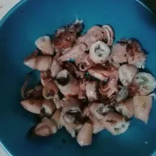 Rendam cumi asin dengan air panas, lalu cuci bersih, kemudian goreng sebentar, lalu potong-potong dan buang selaputnya.