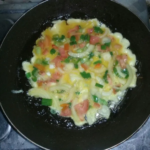 Goreng pada minyak panas. Masak hingga ke dua sisi matang.