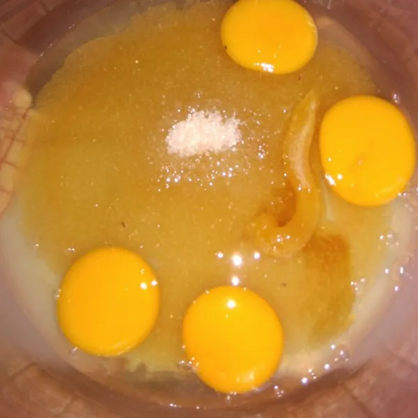 Dalam wadah, campur telur, gula pasir, sp dan vanilla ekstrak. Mixer hingga kental putih berjejak.
