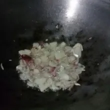 Panaskan 3 sdm minyak goreng, lalu tumis bawang merah dan bawang putih hingga harum.