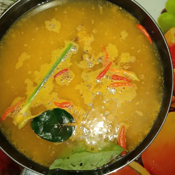 Rebus air hingga mendidih, lalu masukkan bumbu halus bersama serai, lengkuas, daun jeruk, daun salam dan cabe rawit utuh. Biarkan berproses agak lama supaya bumbu matang.