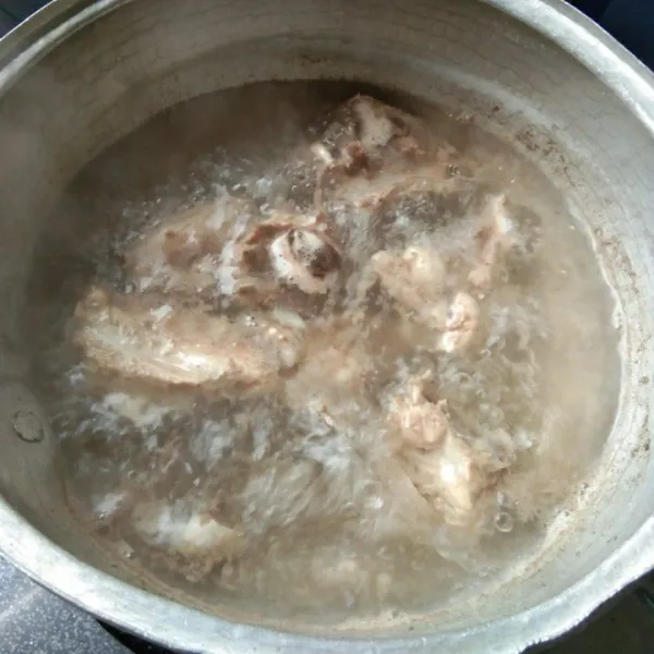 Rebus ayam hingga berubah warna, buang airnya
