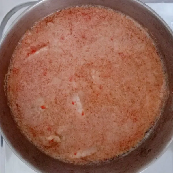 Tambahkan air dan masak selama kurang lebih 30 menit dengan api kecil hingga bumbu mengental.