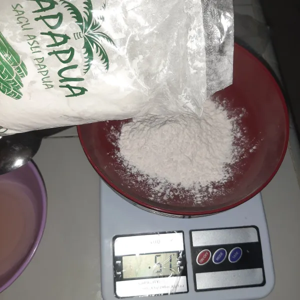Siapkan tepung sagu.