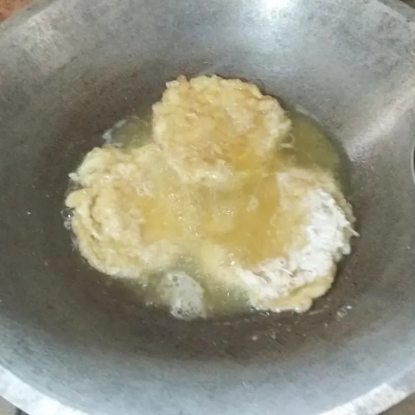 Panaskan minyak goreng. Lalu goreng telurnya hingga matang atau hingga kuning keemasan. Angkat Tiriskan.