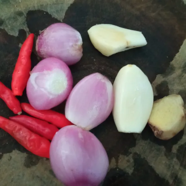 Uleg semua bahan bumbu halus.