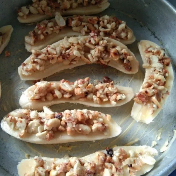 Tambahkan kacang tanah tadi di atasnya. Panggang hingga kering.