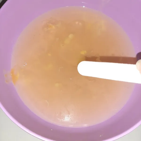 Sisa putih telur (kuningnya dipakai untuk membuat kue) ditambahkan garam.