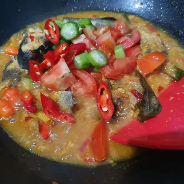 Masukkan belimbing sayur, irisan cabe dan tomat. Masak lagi, koreksi rasa.
