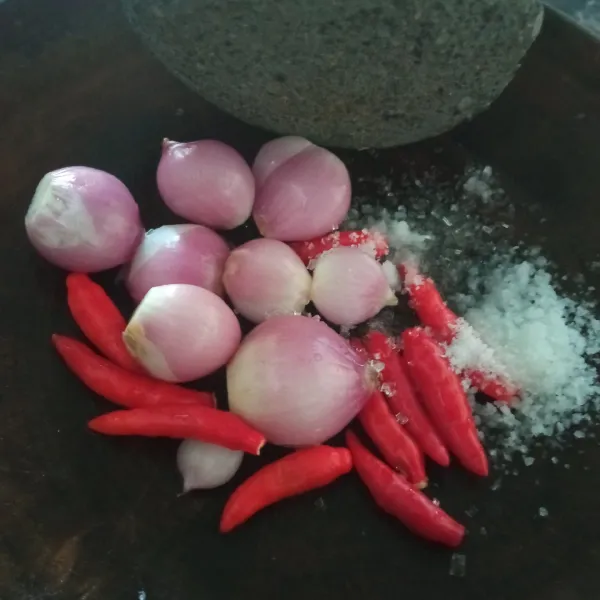 Tumbuk kasar bahan sambal.