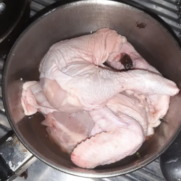 Masukkan ayam. Pastikan semua bagian terlumuri. Biarkan dulu 30 menit agar meresap.