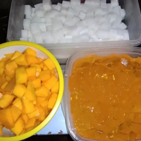 Kupas mangga.Cuci bersih lalu potong dadu. Masak nutrijel jeruk dengan 500 ml air dan 125 gram gula pasir. Aduk rata dan masak hingga mendidih. Angkat dan tuang ke dalam wadah cetakan. Lalu masak nutrijel plain dengan sisa bahan lainnya. Aduk rata dan masak hingga mendidih. Angkat dan tuang ke dalam wadah cetakan setelah semua set baru dipotong-potong.