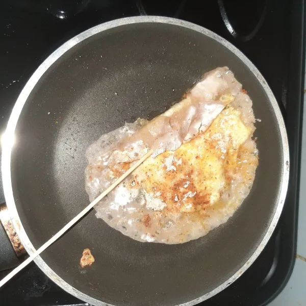 Gulung dengan tusuk sate. Saat menggulung, adonan belum sepenuhnya kering ya, kalau kering akan sulit untuk digulung.
