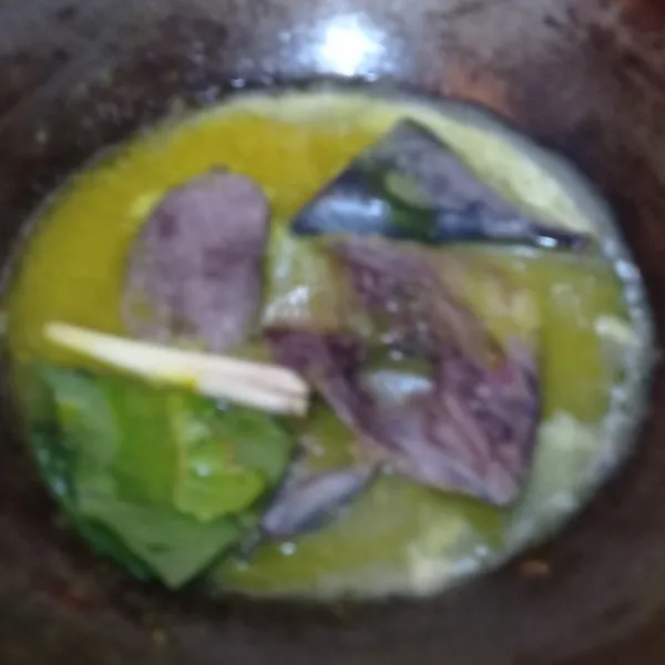 Masukkan ikan, bumbu-bumbu tambahan dan air secukupnya.