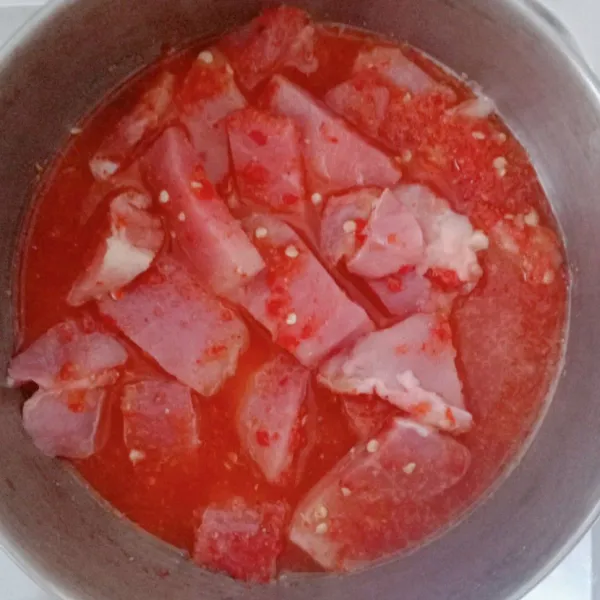 Campur daging dengan bumbu halus di dalam panci lalu masak sebentar.